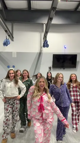 & duhhh I had to film something at that holiday party with my older girls!💁‍♀️  @Katie Brandt @ellie downs @Abby @Abby @Lily @stella @Jaeda #holidaypartyfun #zaralarson #lushlife #lushlifezaralarsson #lushlife