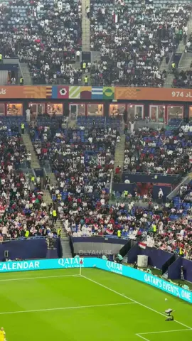 اهتزاز استاد 974 بالكامل لحظة ترديد اسم السودان ￼￼ #السودان_العراق #كأس_العرب2025 Translate post