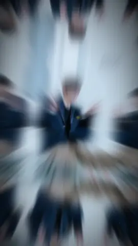 Cho Jun-young (조준영) là một diễn viên trẻ thuộc SM Entertainment, sinh ngày 26 tháng 12 năm 2002 tại Seoul, Hàn Quốc. Anh sở hữu chiều cao nổi bật khoảng 187 cm, gương mặt sáng và khí chất sạch, rất phù hợp với hình tượng diễn viên trẻ đang lên. Jun-young từng học tại School of Performing Arts Seoul (SOPA) – nơi đào tạo nhiều nghệ sĩ nổi tiếng – và sau đó tiếp tục theo chuyên ngành diễn xuất tại Đại học Sungkyunkwan, cho thấy anh theo đuổi con đường diễn viên một cách nghiêm túc và bài bản. Jun-young bắt đầu sự nghiệp diễn xuất từ năm 2020 với vai Park Young-jae trong bộ phim “Live On”. Từ 2020 đến 2022, anh chủ yếu đảm nhận các vai phụ trong nhiều dự án khác nhau như Idol: The Coup, Dear.M, hay bộ phim điện ảnh A Year-End Medley. Mặc dù là vai phụ, nhưng diễn xuất tự nhiên và ngoại hình thu hút giúp anh dần được biết đến nhiều hơn. Từ năm 2023, sự nghiệp của Cho Jun-young bắt đầu có bước tiến rõ rệt khi anh đảm nhận vai chính trong bộ phim All That We Loved, đánh dấu giai đoạn anh được công nhận hơn về khả năng diễn xuất. Sau đó, anh tiếp tục giữ vai chính trong dự án O’PENing: Million Dollar Baby năm 2024. Đến năm 2025, anh tiếp tục tham gia các tác phẩm mới gồm Crushology 101 và Spirit Fingers, cả hai đều là dự án được kỳ vọng sẽ giúp anh mở rộng hình ảnh và đến gần hơn với khán giả. Không chỉ được chú ý bởi ngoại hình, Cho Jun-young còn gây ấn tượng bởi sự linh hoạt trong diễn xuất. Anh có thể hóa thân thành nhiều kiểu nhân vật khác nhau – từ học sinh trung học, idol, cho đến các vai trưởng thành – cho thấy khả năng biến hóa tốt của một diễn viên trẻ giàu tiềm năng. Trong vài năm trở lại đây, Jun-young được đánh giá là một trong những gương mặt triển vọng của thế hệ diễn viên mới tại Hàn Quốc. #chojunyoung #fyppppppppppppppppppppppp #edit #_pnm 