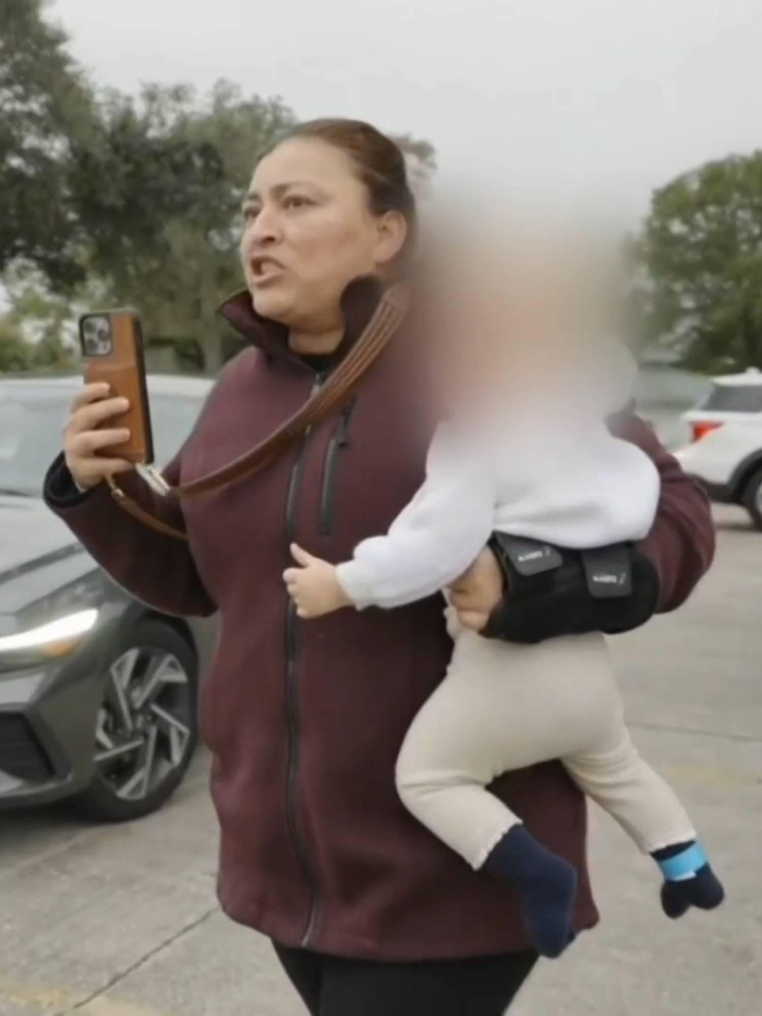 Una mujer con un bebé confronta a efectivos de la Patrulla Fronteriza en Nueva Orleans. 