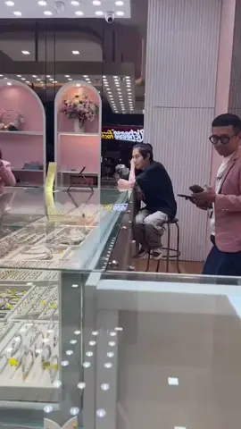 Bakalan betah ini mah kalo yang jualan model begini😅🤏Mana comel banget lagi duduknya #fyp #djpanda #pandagank 