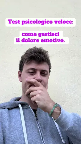 La maggior parte delle persone non sa davvero come gestisce le proprie emozioni. Pensano di “essere fatti così”, quando in realtà stanno usando una strategia appresa, spesso da anni, senza mai metterla in discussione. Questo mini test si basa su alcuni dei meccanismi più studiati in psicologia della regolazione emotiva: – soppressione – evitamento – rimuginio – accettazione e ristrutturazione cognitiva Tradotto: come ti muovi quando le emozioni diventano scomode. Scegli il pannello che ti ha attirato per primo. Lì di solito c’è la verità. ⸻ A — LO SPEGNITORE (soppressione) Quando provi qualcosa di intenso, lo chiudi in cassaforte. Ti irrigidisci, spezzi il contatto con il corpo, metti ordine ovunque tranne che dentro. Pro: resisti, reggi, tieni la scena. Contro: ciò che sopprimi non sparisce. Aspetta. E di solito presenta il conto quando sei stanco. B — IL FUGGITIVO (evitamento) Appena senti che l’emozione sale, scappi in un’altra direzione: schermi, lavoro, rumore, qualsiasi cosa pur di non restare. Pro: sai distrarti velocemente. Contro: non risolvi nulla. È come mettere in pausa un incendio pensando che si spenga da solo. C — IL RIMUGINATORE (overthinking) Non senti: analizzi. La mente gira in loop, rivedi la scena, rivivi il dettaglio, cerchi colpe e soluzioni infinite. Pro: lucidità, profondità. Contro: confondi “pensare troppo” con “capire davvero”. E la verità è che il pensiero, così, ti tiene fermo. D — IL TRASFORMATORE (accettazione + ristrutturazione) Non scappi, non chiudi, non esplodi. Ti fermi, senti, respiri. E solo dopo decidi che significato dare a ciò che provi. Pro: crescita reale, maturità emotiva. Contro: richiede coraggio. Non finto. Quello vero. ⸻ La parte ironica? Non sei “fatto così”: sei abituato così. E un’abitudine si può cambiare. Scrivi nei commenti A, B, C o D e dimmi quale hai scelto d’istinto. È da lì che si comincia. 💎 Salva il video e condividilo con chi pensi abbia bisogno di capirsi più a fondo per il suo bene 🍀 #psicologia #psicologiainterattiva #testpsicologico #testvisivo #officinaalchemicadelpet711 