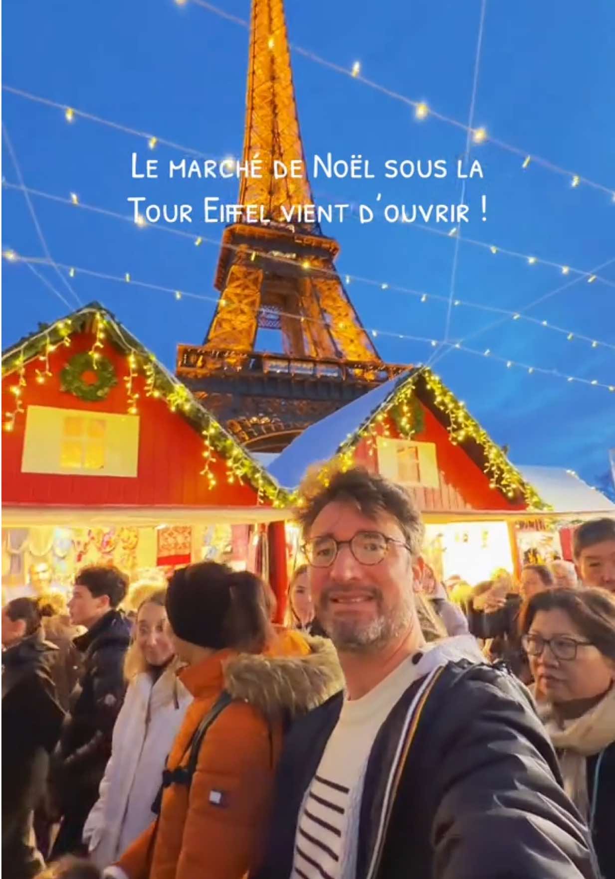 Voici le marché de Noël devant la Tour Eiffel à Paris ouvert depuis aujourd’hui ! Agoraphobe, s’abstenir par contre ! 😂