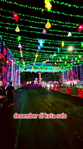 memasuki bulan desember, kota solo dihiasi lampu lampu indah di sepanjang jalan sudirman. #kotasolo 