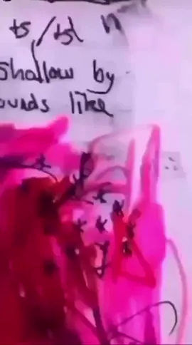 في ثنيةٍ مهجورة من روحي، تقف أثرٌ قديم لا ملامح له؛ خطوطه تتلوّى كندوبٍ فقدت ذاكرة وجعها، وظلاله ترتعش كأنها تستعيد شيئًا لم أعرف يومًا إن كنت أنا من نسيه… أم هو من نسيَّني