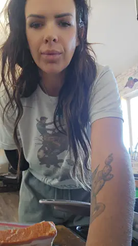 one armed chef right here . #onearmedchef #chef #learningtolivewithoutanarm #sidebysideaccident #amputeegirl 