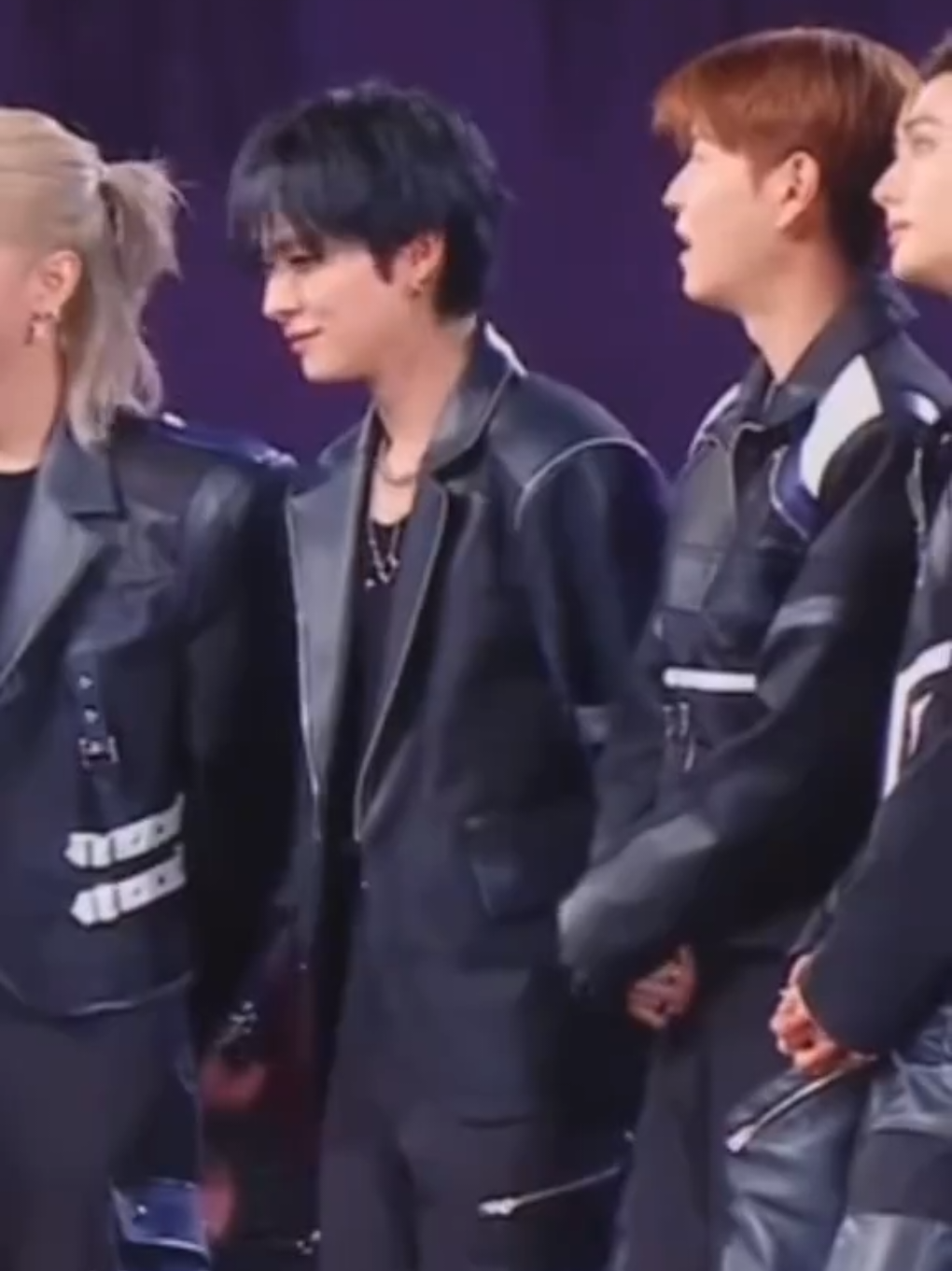 El sentimiento está en las pequeñas miradas, digo en los pequeños detalles🤭 mi 2min tan lindos juntos recibiendo los premios en los AAA2025 en Taiwan. Ya perdí la cuenta de los premios pero que felicidad por ellos🥰 mis Stray Kids🏆🏆 Daesang se quedó con los top de este año. Mis perdidos amores.🥰. #2min #seungmin #leeknow #skzstay 