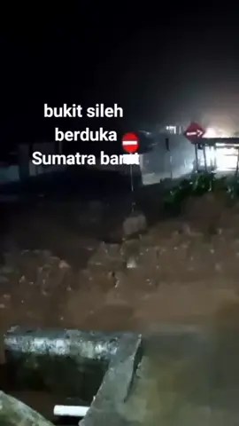Hujan deras mengakibatkan longsor di Kasiak Badoro dekat Puskesmas Bukit Sileh Kecamatan Lembang Jaya Kabupaten Solok. Sabtu malam, 6 Desember 2025, pukul 20. 00 WIB