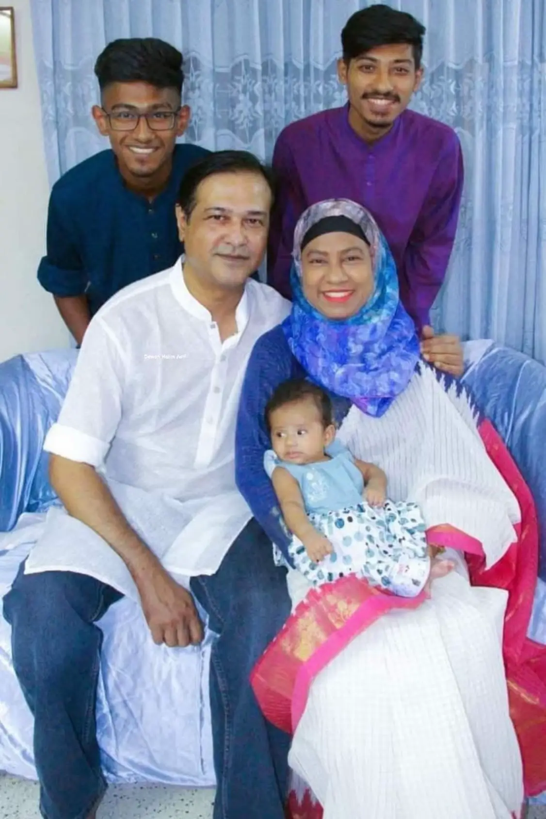 গত কালকে 05/12/2025 সকাল 6:50 AM বাংলাদেশ টাইম আমার জন্য ছিলো সপ্নের মত ঘুম থেকে উঠে ডিউটির পোশাক পড়ে মোবাইলটা হাতে নিয়ে মেসেঞ্জারে দেখি প্রিয় যুবরাজ @Asif Akbar ভাইয়ার ছোট ছেলে রোদ্রর বিয়ের ইনভাইটেশন কার্ড, সত্যি আমি তখন এতটাই আনন্দিত হয়েছি যা বলে বোঝানো সম্ভব নয়, আসিফ ভাইয়াকে আমি সামনা সামনি কখনো দেখিনি কখনো কথাও হয়নি তবুও ভাইয়া আমার মতো ক্ষুদ্র ভক্তকে ইনভাইট করবে এটা আমার জন্য অনেক বড় পাওয়া ও কল্পনার ভাইরে, ভাইয়া যে ওনার ফ্যানদেরকে চোখে চোখে রাখে সেটা জানতাম কিন্তু এতটা পরিমান যে সিরিয়াস সেটা আজ জানলাম । আমি ভাইয়াকে অনেক ভালবাসি সেটা প‍্রকাশ‍্যের চাইতে নীরবে বেশি তাই হয়তো ভাইয়ার সাথে এখনো দেখা করতে পারি নাই, আমি কাতার🇶🇦প্রবাসী দূর প্রবাসে থাকার কারণে হয়তো যাওয়া সম্ভব হবে না,কারণ মাত্র ৩-৪ মাস হলো দেশ থেকে ছুটি কাটিয়ে আসলাম , তবে যত দূরে থাকি না কেন এই প‍্রিয় সুখী পরিবারের জন্য অন্তরের অন্তরস্থল থেকে দোয়া ও শুভকামনা সবসময়। রোদ্রের আগামী ভবিষ্যৎ দিনগুলোর জন্য দোয়া ও শুভকামনা রইলো। ভালবাসা অবিরাম…