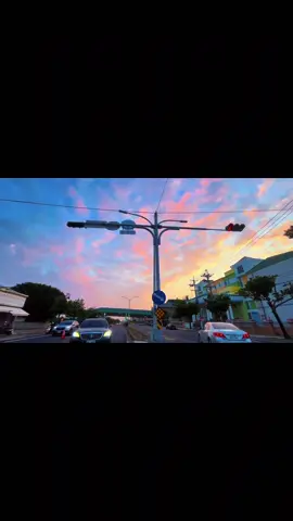 Hoá ra một người, có thể buồn đến mức bình thản như vậy    Không gào khóc, không tức giận, chỉ yên lặng nhìn thôi.               #xh