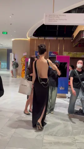 Dáng Bùi Quỳnh Hoa siêu đẹp#thamdoshowbiz #dolong #dolongfashionshow #buiquynhhoa 