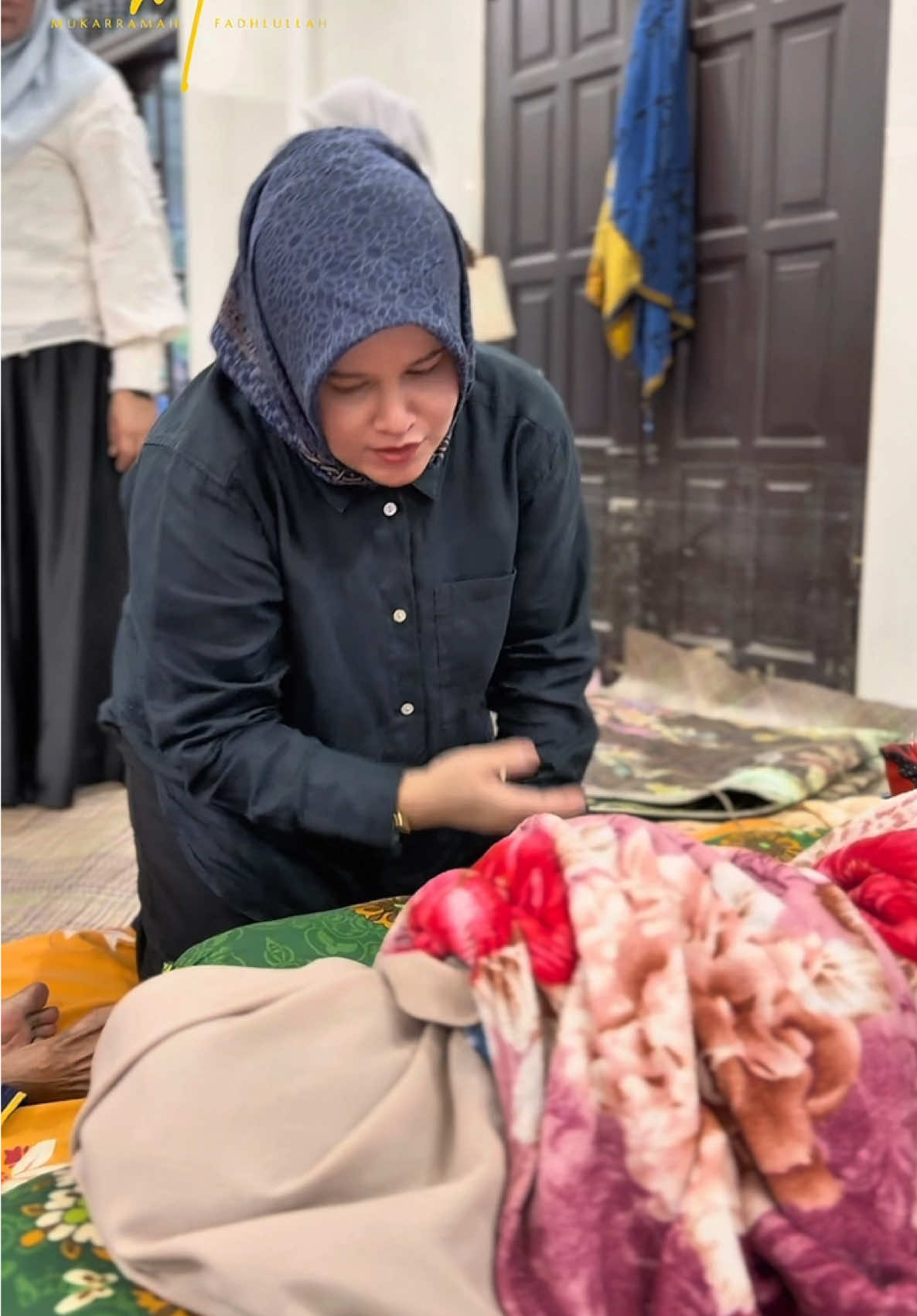 Di pengungsian Gampong Namploh Manyang, Samalanga, Bireuen, saya bersama TP-PKK Aceh dan BKKBN Aceh menyapa saudara saudara yang sedang bertahan setelah banjir melanda daerah ini. Saya bersama tim menyalurkan paket sembako agar kebutuhan dasar tetap terpenuhi dan keluarga bisa merasa sedikit lebih tenang. Semoga bantuan ini tidak hanya menguatkan fisik, tetapi juga menghadirkan rasa bahwa mereka tidak sendiri 
