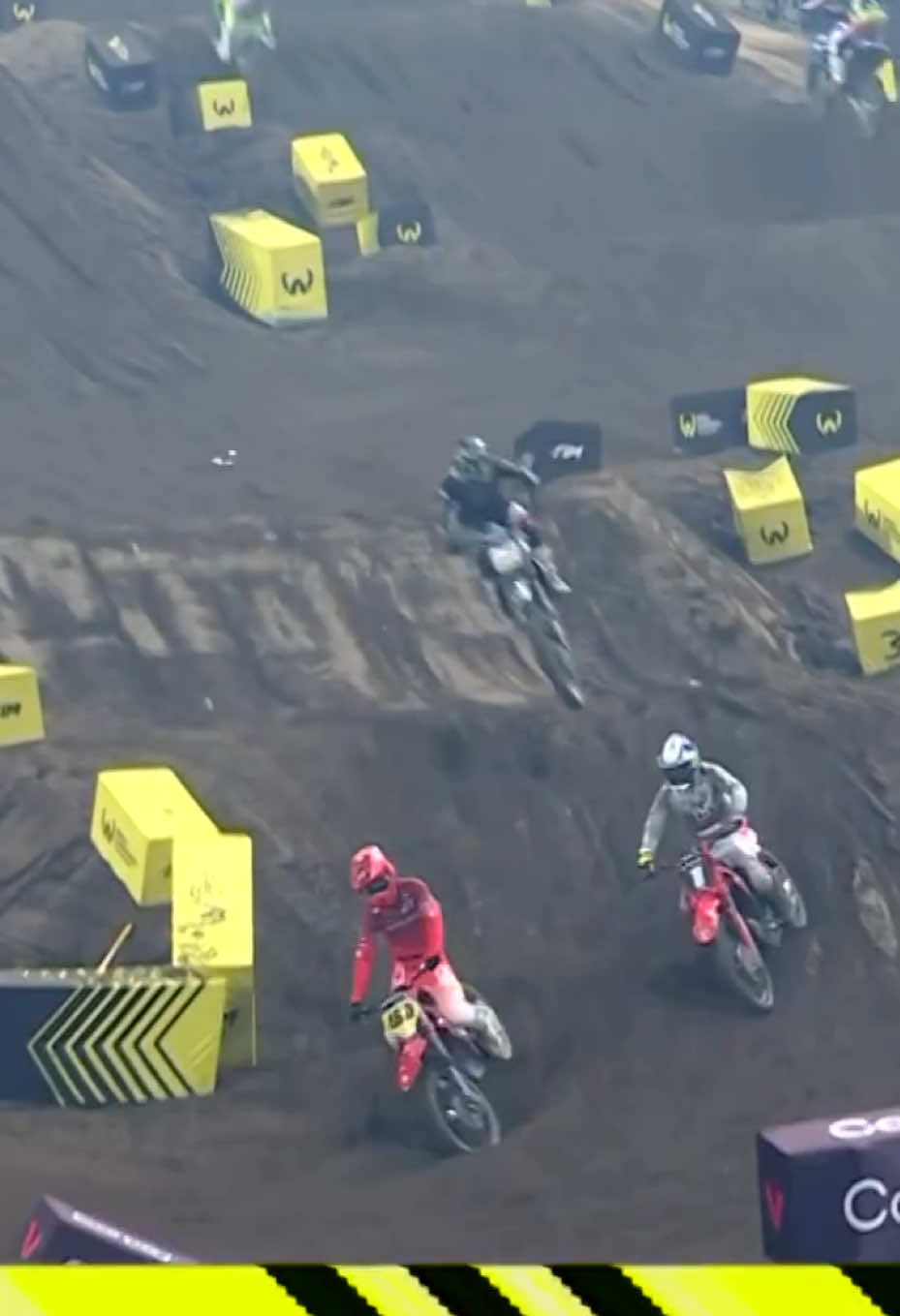 Max Anstie and Shane McElrath overtake Michael Hicks for 1st & 2nd Place 😲