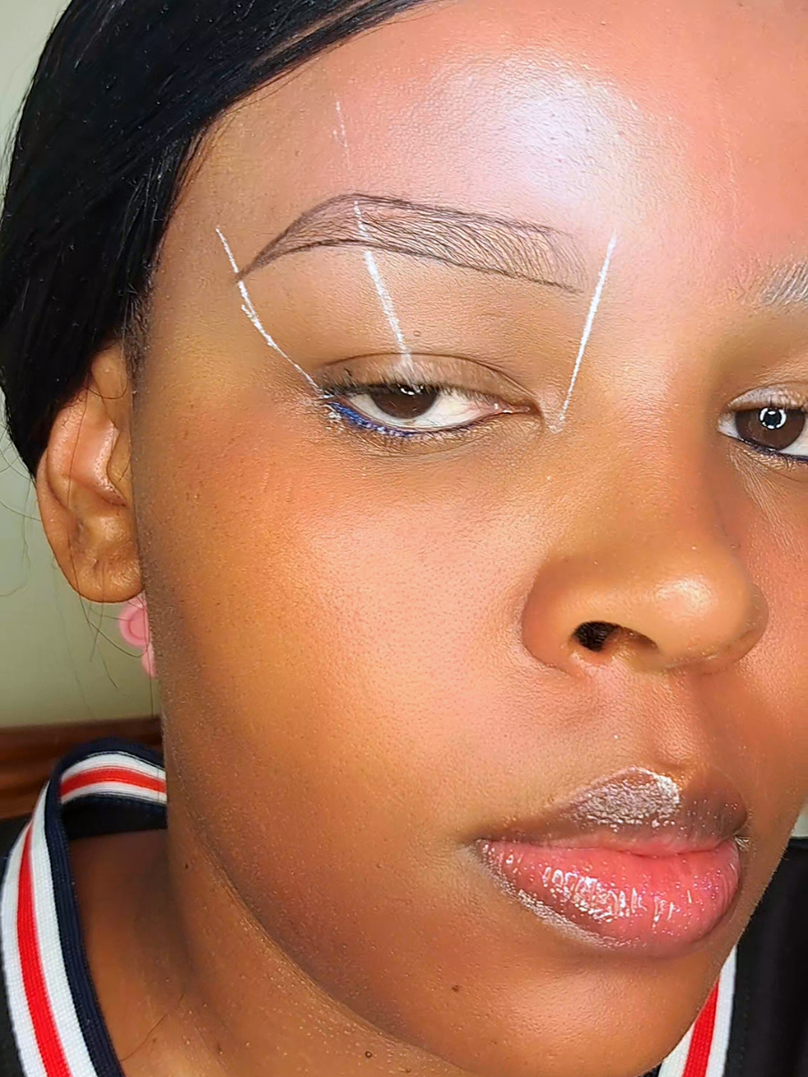 Easy Eyebrow hack...... #makeuptips #viralpost #BeautyTok #eyebrows #kenyantiktok🇰🇪 