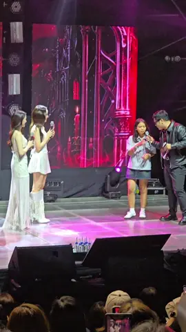 Lucky fan 2. Polaroid picture on stage with Ginny and Jayna. The Tempting Venom. GinnyJayna1stFMinMNL #GinJay #ginnynatnicha #aangelinaass #S9TConcert 