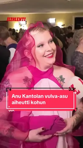 Anu Kantolan Linnan juhlien vulva-asu aiheutti kohun jo ennen itsenäisyyspäivää. Hän itse kertoo saaneensa vain positiivista palautetta asustaan. #iltalehti #uutiset #uutinen #linnanjuhlat 