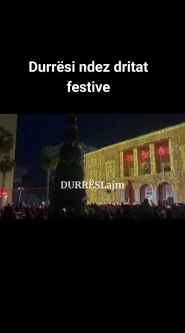 Zyrtarisht jemi në muajin më festiv të vitit dhe sot janë ndezur dritat shumëngjyrëshe të pemës së Krishtlindjes në Durrës. Atmosfera festive u shoqërua me muzikë dhe aktivitete për të vegjlit, duke shënuar nisjen zyrtare të sezonit të festave në qytet. Sheshi kryesor u mbush me qytetarë të të gjitha moshave, të cilët përjetuan fillimin e magjisë së festave mes muzikës, dekorimeve shumëngjyrëshe dhe gëzimit të përbashkët.