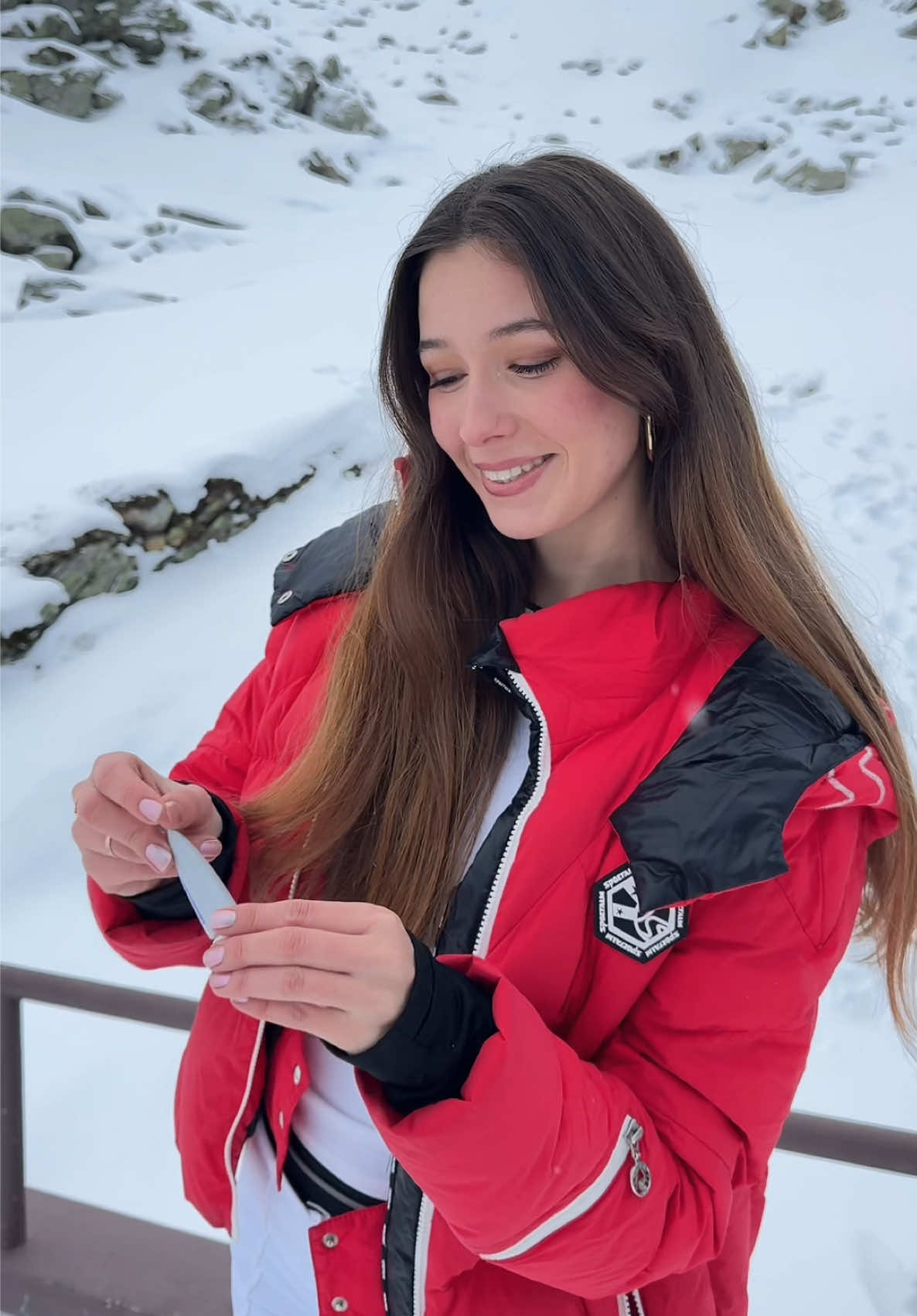 AD| Darum han ich in minere Jacketasche immer min Labello Glowy Lips debi. Mit Hyaluron, Vitamin E und Glycerin Pack dir jetzt au grad eine i dini Jacketäsche! @labello_de #glowylips 