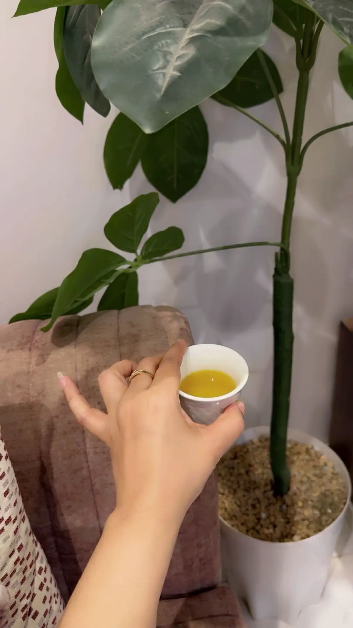 ‏أحياناً النجاة إنك تتقهوى ، وتخلي الأمور تولّي .