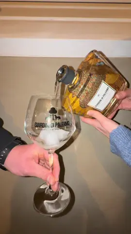 Le coffret cadeau à offrir cette année 🙈 rendez-vous sur « Maison Sicile » !!  Insta : Emilie.pirson *l’abus d’alcool est dangereux pour la santé  #gin #cadeaux #pourtoi 