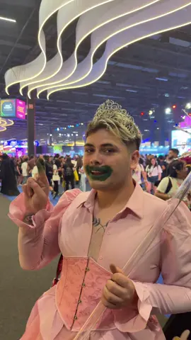 Glinda e Elphaba sendo duas MELHORES amigas 🤞🏻💚🩷 #ofreittas #glinda #elphaba #ccxp #ccxp25