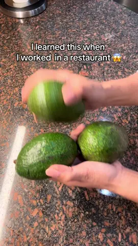 I learned this when I worked in s restaurant #lifehacks #tipsandtricks #avocado #KitchenHacks #momhacks 