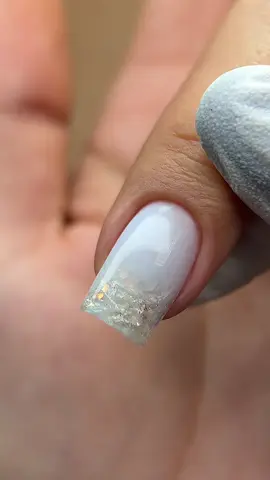 Frozen nail, clar, cristalin, cu glow rece și subtil  Pe tips Perfect Match – Yas, sigilat cu Liquid Polybase Windsurfer. Daca ti-a placut accest model, nu uita sa-l salvezi!