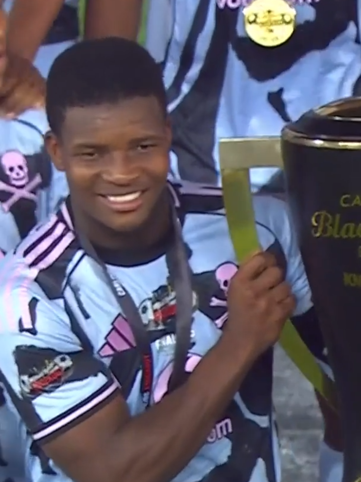 Orlando Pirates add more silverware to their collection 🏆🏆 #SportsOnTikTok #SSDiski #CarlingKnockout #OrlandoPirates #MbekezeliMbokazi