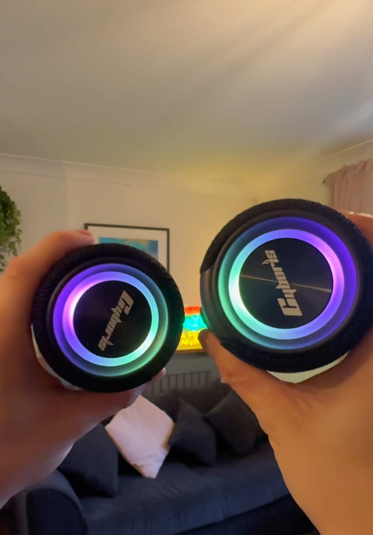 A portable surround sound split speaker 🔊🔥 #speaker #bluetoothspeakers #giftideas #tiktokmademebuyit 