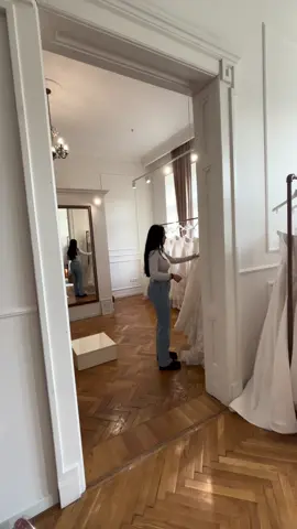 Fetelor, de ce nu mi-ati spus ca e atat de greu sa iti alegi rochia de mireasa?!!? Mvaai, deci cred ca nu mai dorm in noaptea asta😵‍💫#fyp #bridetobe #weedingdress 