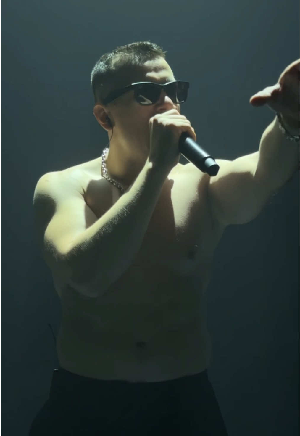 Когда мозг отключается  
 Просыпается мафия  
 Мы дельфины по кафелю  
 Пленка cheese, фотография 🔥🔥🔥 @NЮ  #удержатьсяневозможно #nю #nюmusic #юрийниколаенко #vesna305 