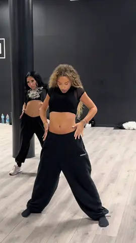 dc: @Caro 🙈 @safya.msl #dancer #fyp #pourtoi 