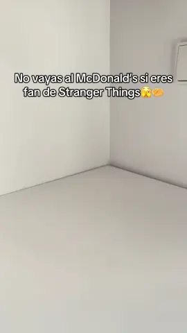 Menciona con quién vas a ver la nueva temporada 5 #retrocassette #strangerthings #strangerthings5 #runningupthathill #cassette Con este llavero retro cassette puedo grabar mis canciones favoritas de la serie Stranger Things para luego escucharlas cuando quiera. Ahora que ha salido la nueva temporada 5 de Stranger Things es el momento perfecto para regalárselo a cualquier fan de la serie.