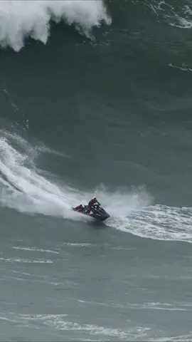Pilotar na Nazaré é para poucos. 🙌👨🏻‍✈️ Que fale deste resgate que o @gabrielsamps fez no big surfista italiano @marciano.surf ?  🎥 @kaiquephoto  #gigantesdenazaré #gigantesdenazarenotiktok #gigantesdenazare 