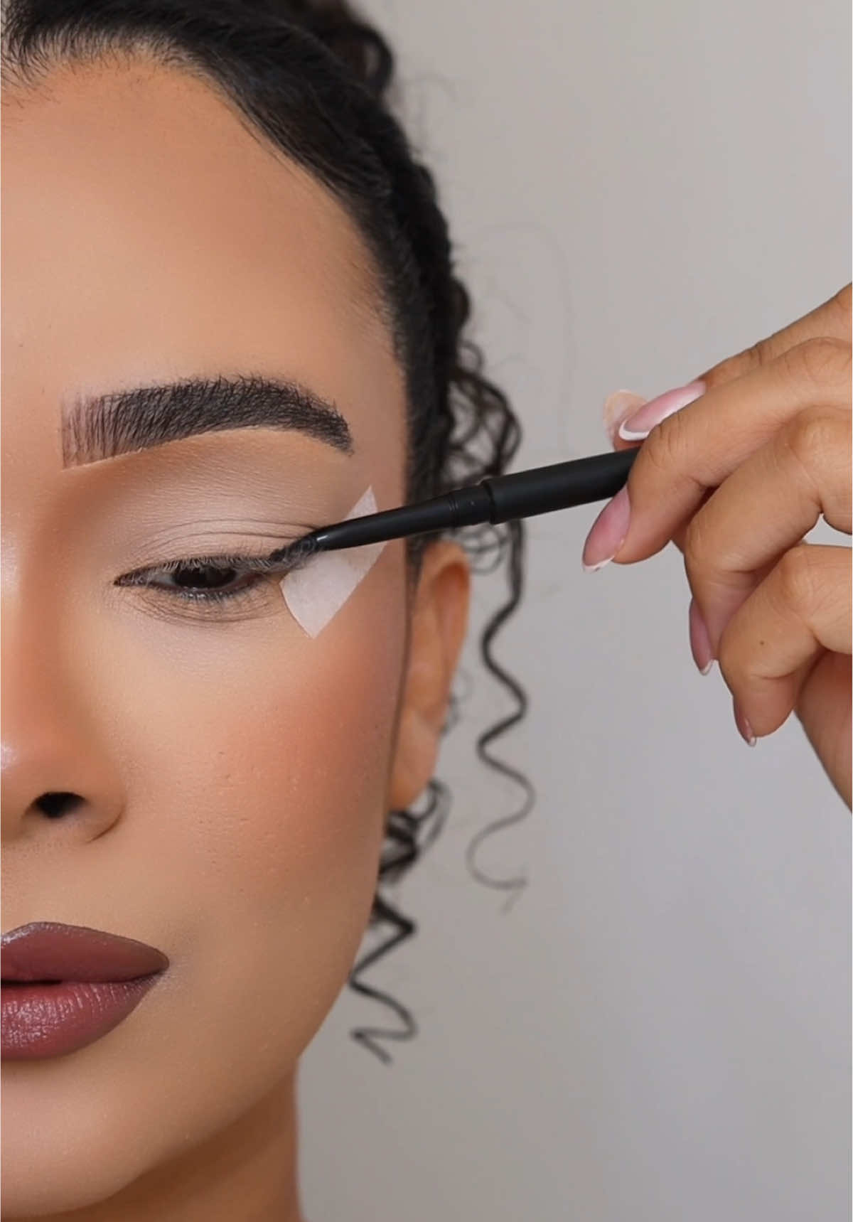 Pronta para elevar seu glam de fim de ano? ✨ Essa make prata iluminada é TUDO! 🩶 #makeuptutorial #makeupideas #beauty #makeuptutorial #eyemakeuptutorial   