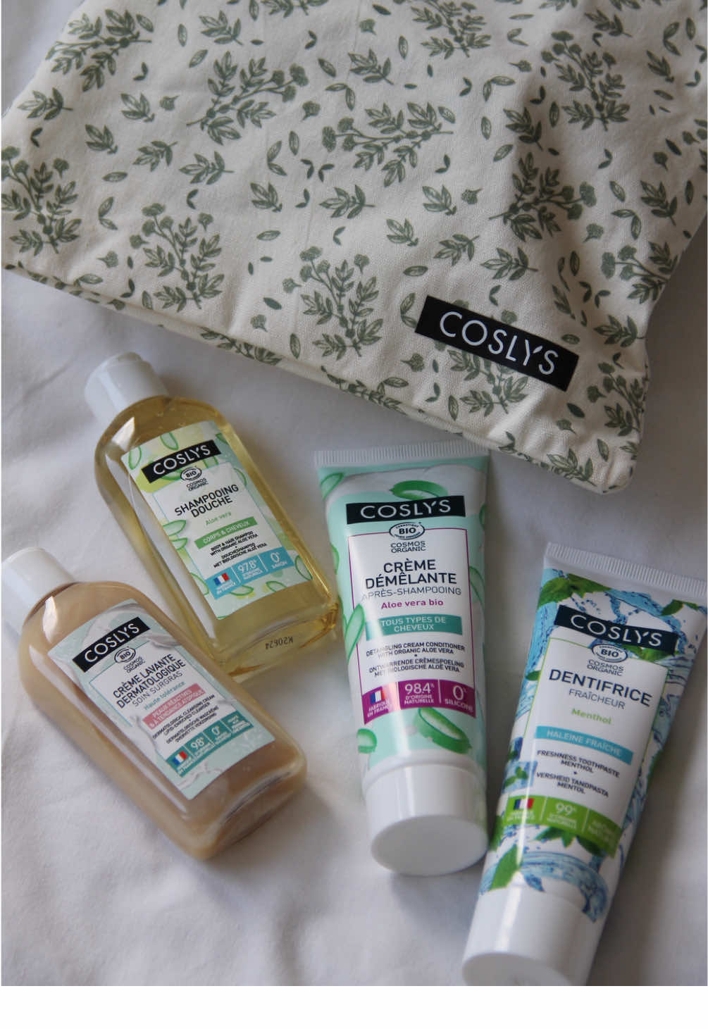 Collaboration commerciale  ✨ Ma routine naturelle du moment avec la Trousse Découverte @Coslys ✨ Des soins doux, sensoriels et 100% clean pour le quotidien : 🫧 crème lavante 🧴 shampooing-douche à l’aloe vera 💆‍♀️ soin démêlant 🪥 dentifrice fraîcheur Un kit simple, efficace… et tellement agréable à utiliser au quotidien 🤍🌿 #monrituelcoslys #cleanbeauty #frenchskincare #aestheticvideo #contentcreator 