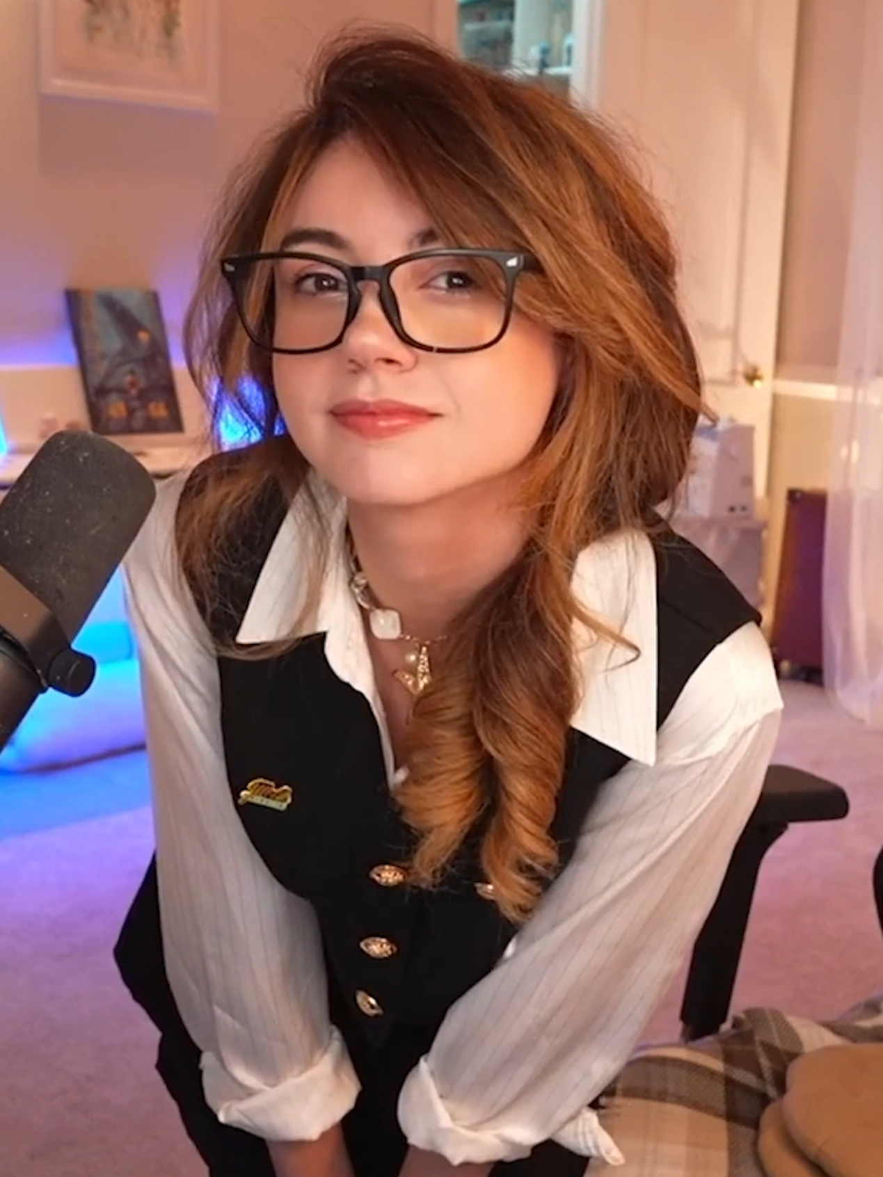 Does Bonnie Look Like a Flight Attendant? 🤔 #bonnie #fashion #bonnieclips #bonnierabbit #twitch