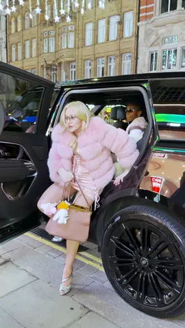 Quand une légende comme Madonna s'arrête chez MINISO, l'ambiance devient encore plus magique Elle a pris plaisir à découvrir nos surprises et nos adorables incontournables Un moment mémorable pour nous #MINISO #Madonna #FunShopping #CuteFinds #minisostyle  