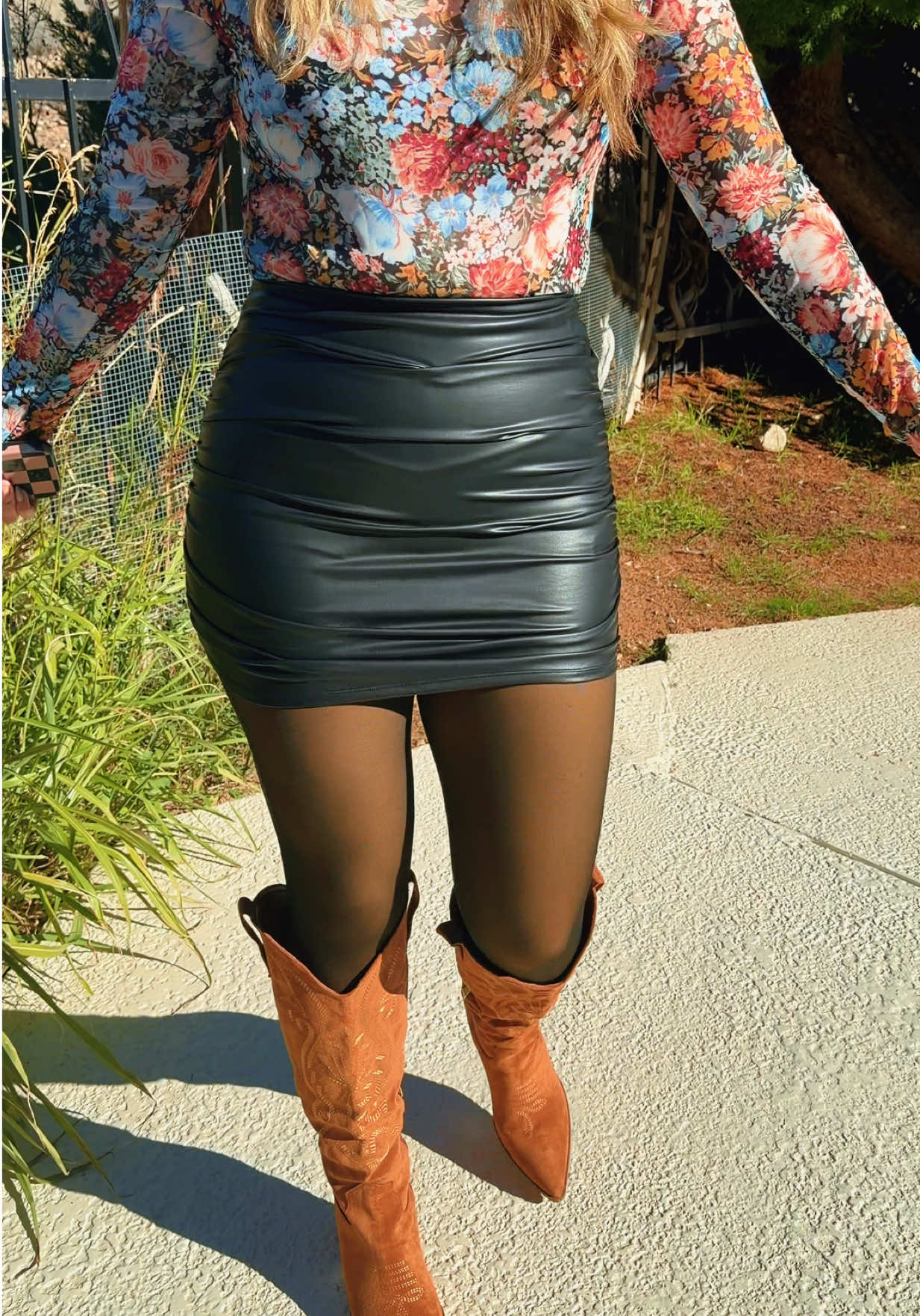 The Halara tummy control faux leather mini skirt is the most flattering piece I’ve tried this season The sandwich waistband snatches your waist stays smooth under tops and gives that sculpted hourglass shape without squeezing or rolling The inside is soft fleece for winter comfort and the outside looks like premium leather so you get warmth shaping and style in one piece If you love elevated basics and slimming silhouettes this is the one skirt you can dress up or down and still feel pulled together all day. #halaraskirt #leatherskirt #leatherskort #tiktokshopcreatorpicks #tiktokshopholidayhaul