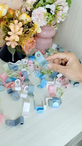 Use this hanger-connecting hook to link hangers together, making your wardrobe tidier and saving time and effort. #hanger #hook