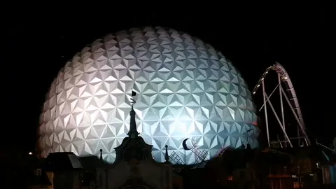 Weihnachts show im Französischen Themenbereich. Bitte entschuldigt die Töne von aussen. Leider war doch heute relativ Betrieb. #europapark #germany #badenwürttemberg #Ortenau #weihnachten2025 @Mia_EP-BUDDYS🎢🤩 @Nadine_EP-BUDDYS🎢🤩 @Tanja_EP-BUDDYS🎢🤩 @Philipp_EP-BUDDYS🎢🤩 @Gianluca_EP-BUDDYS🎢🤩 