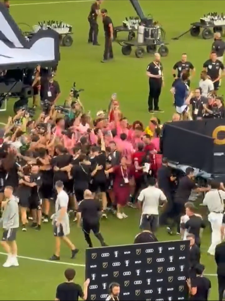 Perayaan Inter Miami di akhir pertadingan 💓🖤👏🤩🥹 #leomessi #intermiamicf #intermiamivswhitecaps #chasestadium #intermiami 