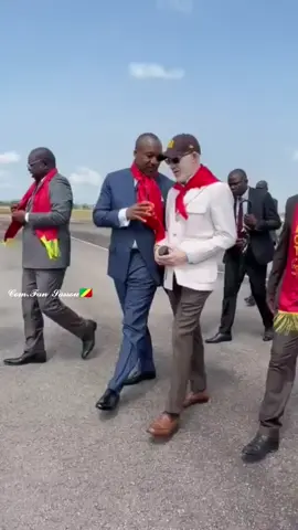 𝐏𝐎𝐋𝐈𝐓𝐈𝐐𝐔𝐄 🇨🇬 : Le 𝐂amarade 𝐃𝐞𝐧𝐢𝐬 𝐂𝐡𝐫𝐢𝐬𝐭𝐞𝐥 𝐒𝐀𝐒𝐒𝐎𝐔 𝐍𝐆𝐔𝐄𝐒𝐒𝐎, membre du Bureau politique et chef de la délégation nationale au congrès de la Fédération 𝐏𝐂𝐓 de la 𝐒𝐚𝐧𝐠𝐡𝐚, est arrivé à 𝐎𝐮𝐞𝐬𝐬𝐨. Il était accompagné du camarade 𝐓𝐡𝐢𝐞𝐫𝐫𝐲 𝐋𝐞𝐳𝐢𝐧 𝐌𝐎𝐔𝐍𝐆𝐀𝐋𝐋𝐀, ministre et membre du Parti, ainsi que d’autres cadres du 𝐏𝐂𝐓. À leur arrivée, une grande foule mobilisée est venue leur réserver un accueil chaleureux. ▫️Le Parti Congolais du Travail demeure une véritable famille politique où règnent unité, solidarité et fraternité. C’est cette cohésion qui fait la force de ce grand et glorieux parti, considéré comme l’un des meilleurs et des plus constants de l’histoire politique de notre République. 𝓒𝓸𝓶.𝓕𝓪𝓷 𝓢𝓪𝓼𝓼𝓸𝓾🇨🇬