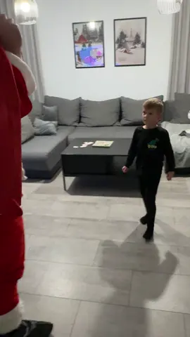 Chyba już nie wierzy w Mikołaja😁 Mikołaj to wujek Mati czy jednak nie ?😆😆 #dc #foruyou #mikołaj #polska #świeta🎁🎄 