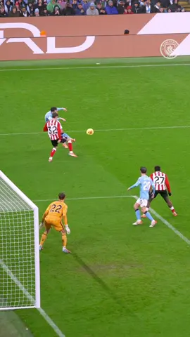 Wait for it… 😮‍💨  #mancity #rayancherki #rabona #PremierLeague @Rayan Cherki @Phil Foden 