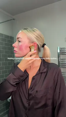 Jawlin and Chin Scultpting with natural dry brushing is now part of my daily beauty routine!  Lymphatic draining and facial fatigue relief 😍 Currently on Buy one get one free! It’s also a perfect  perfect stocking filler!! 🎄🎅🏼 #lymphaticdrainagemassage #contouring #beautyhack #naturalbeautytips #stockingfiller 