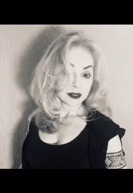 An early #CanadianWinter and I miss my #Roses already 🌹 Oh well, enjoy today 🤷‍♂️ #WomenArtists #AbstractPainter #FashionArt 