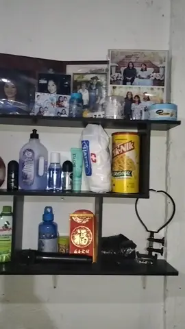 Mas maganda ang hanging shelves!! Super Space Saver!! #Home #shelf #hangingshelves 