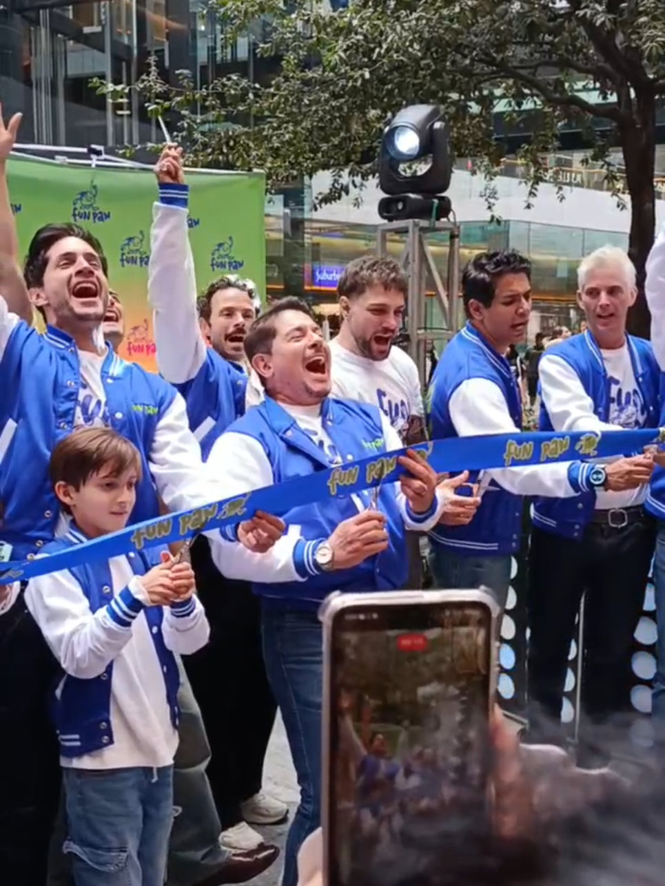 Corte de listón #NicolaPorcella #elnoviodemexico #funpimania #fyp #paratii  Gracias Diana por ser la corresponsal del team 💚