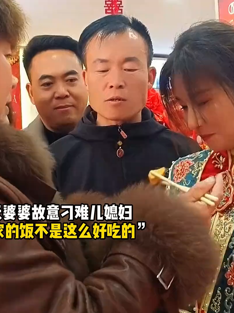 la suegras por alla en china, la cara de sorpresa de los demas es increíble #bodas #suegras #videoviral